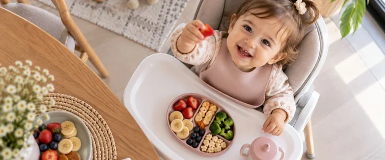 غذا دادن به کودک با صندلی غذا